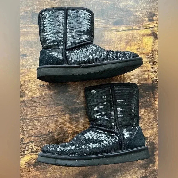 UGG | ladies classic short Sparkles boot. Size: 4 - Picture 8 of 11